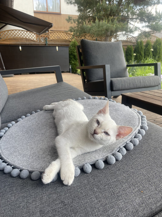 Saveplace® cat bed in felt with pompoms